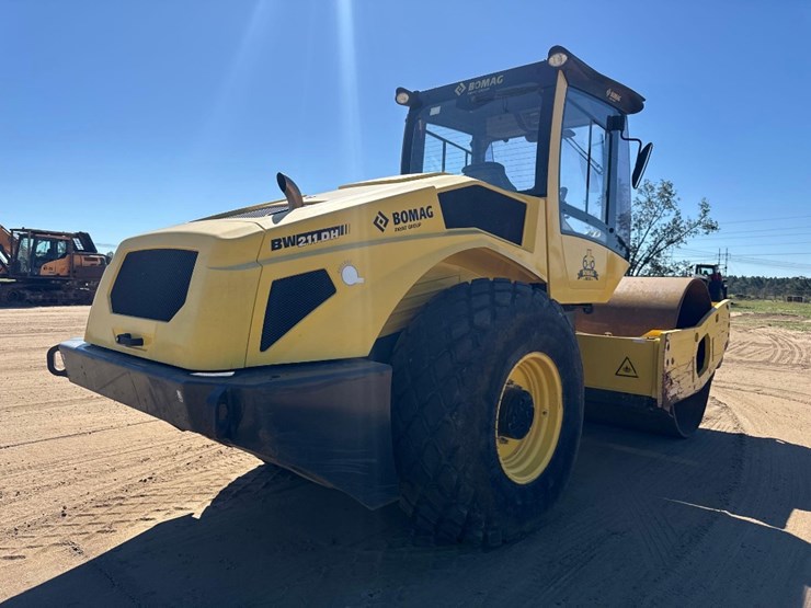 2017-bomag-bw211-image-6
