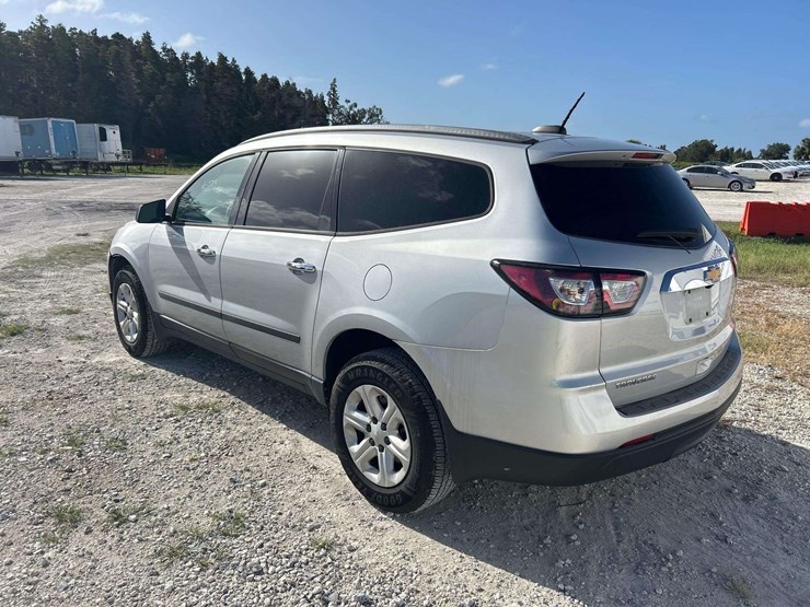 2017-chevrolet-traverse-ls-image-4