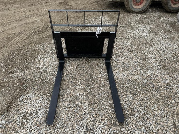 kivel--42"-skid-steer-pallet-forks-image-2