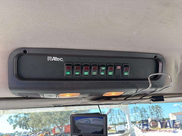 2016-freightliner-m2-106-4x4-altec-bucket-truck-image-66