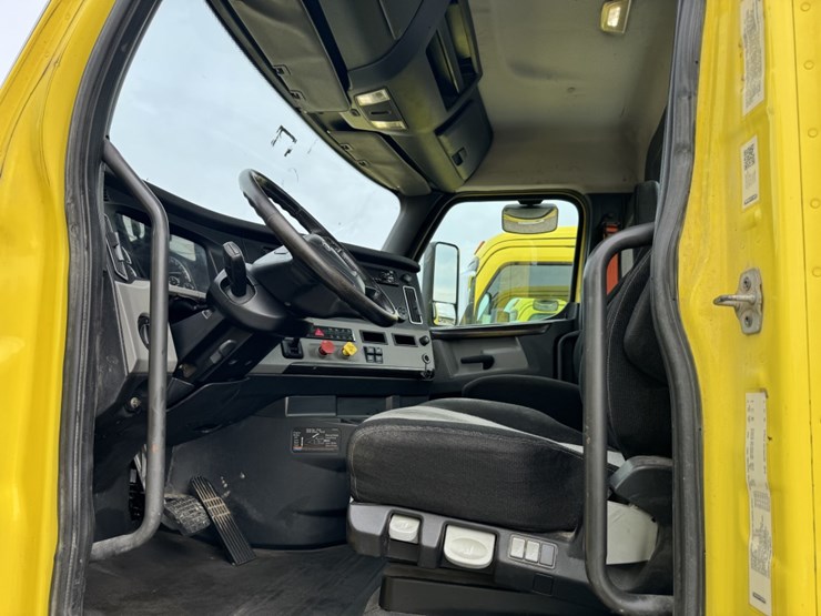 2018-freightliner-cascadia-126-image-8