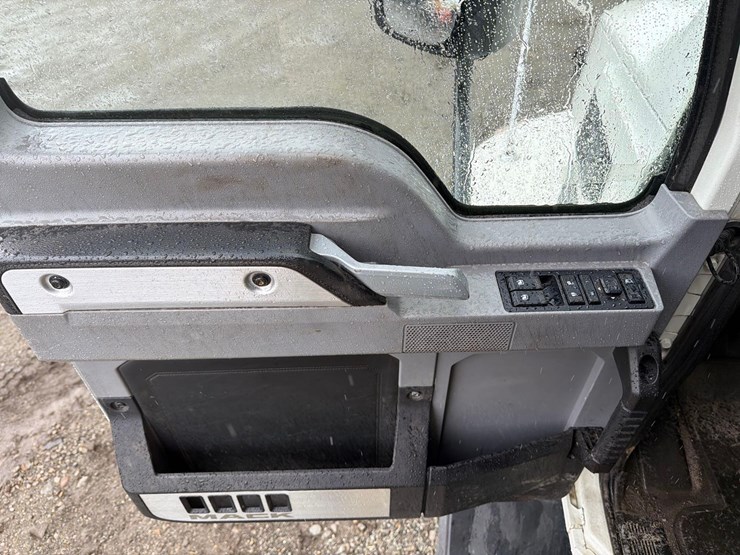 2019-mack-anthem-64t-image-23