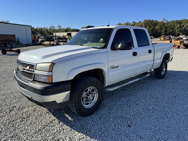 #13960-•-2005-chevy-2500-hd-crew-cab-truck-image-3