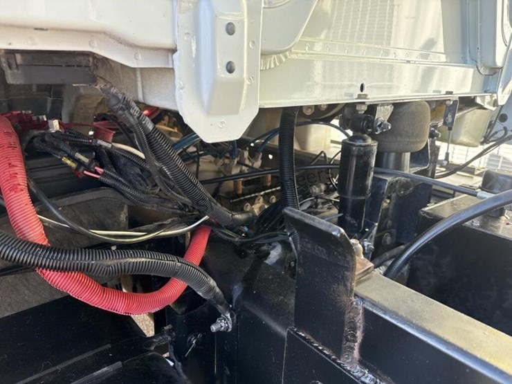 2004-freightliner-fl70-image-33