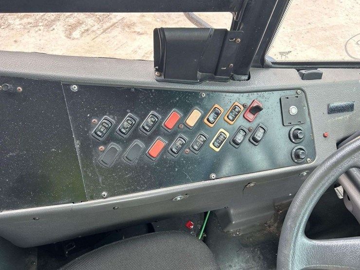 2007-freightliner-b2-image-11