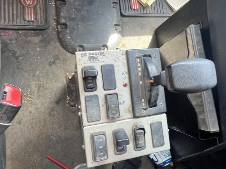 2022-kenworth-w990-image-18