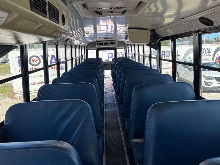 2009-freightliner-b2-image-17