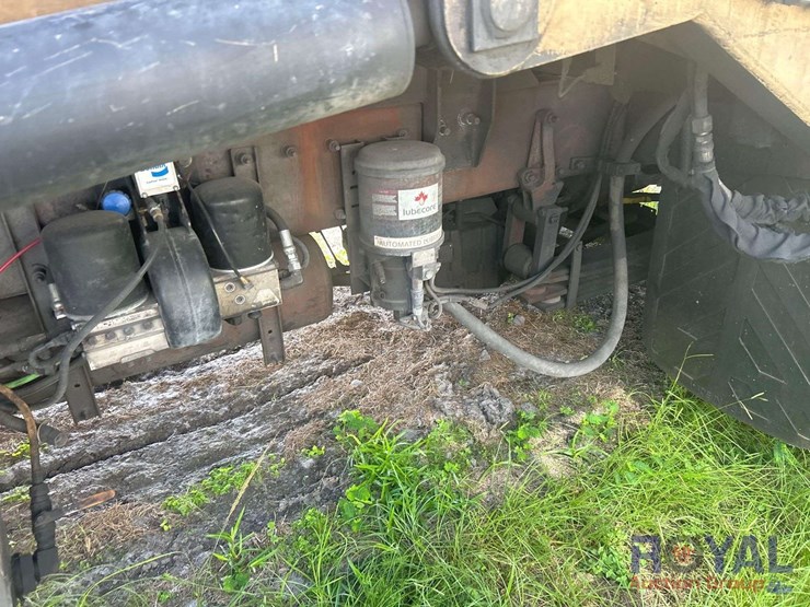 2015-peterbilt-320-image-23