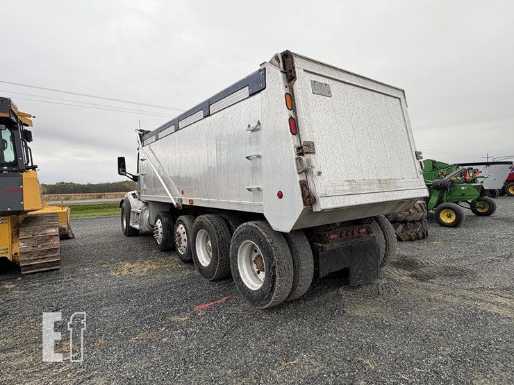 2015-peterbilt-567-image-17