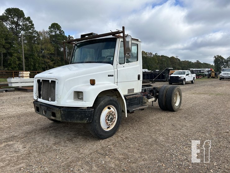 2004-freightliner-fl70-image-1