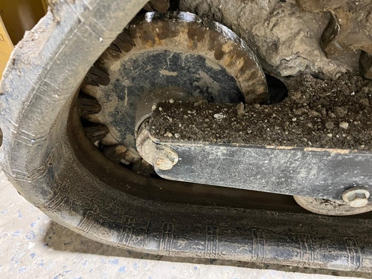 2018-deere-317g-image-19