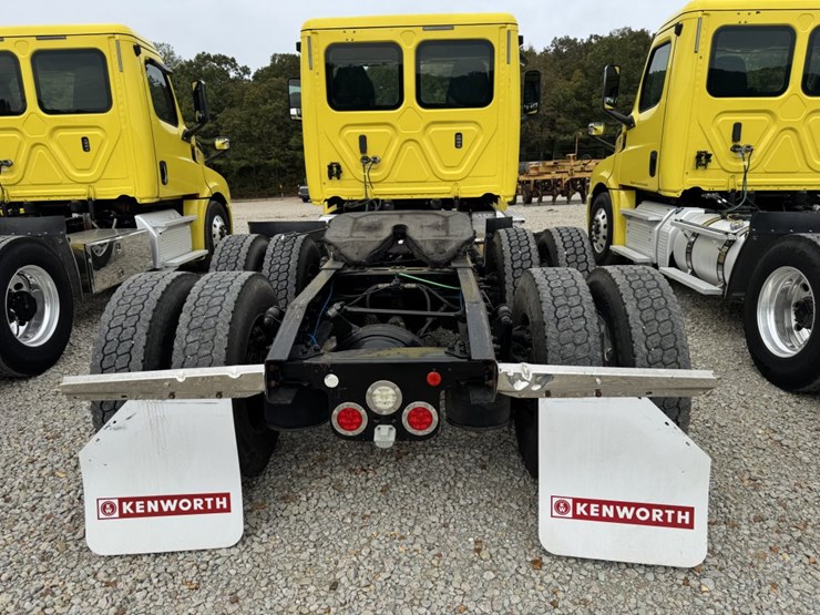 2018-freightliner-cascadia-126-image-5