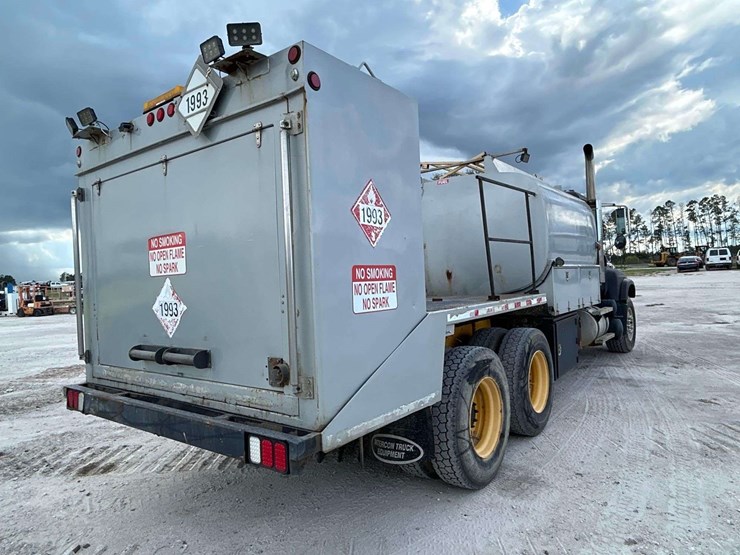 2004-mack-cv713-granite-fuel-and-lube-truck-image-3