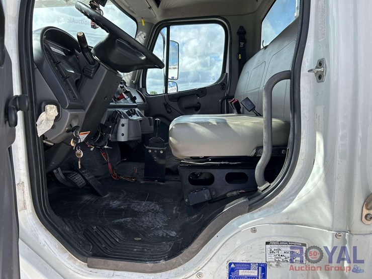 2016-freightliner-m2-106-altec-am50-50ft.-bucket-truck-image-10