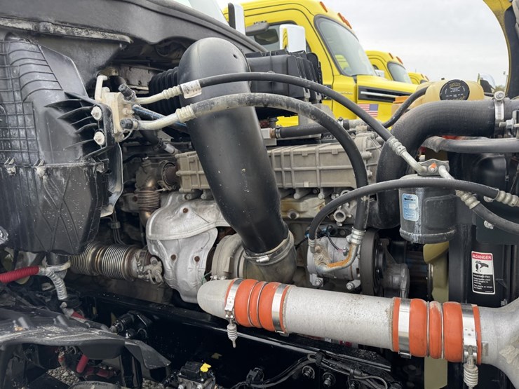 2018-freightliner-cascadia-126-image-12