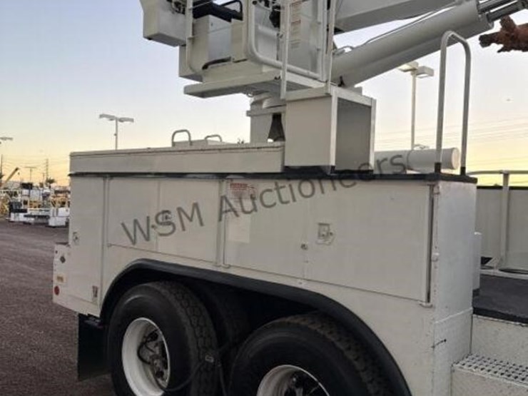 2012-freightliner-m2-106-image-6