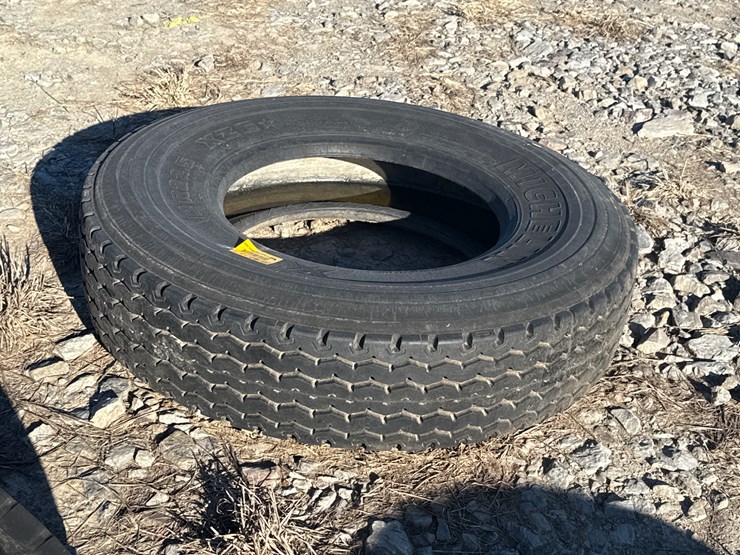 #9733-•-12r22.5-tire-inv#-9733-image-2