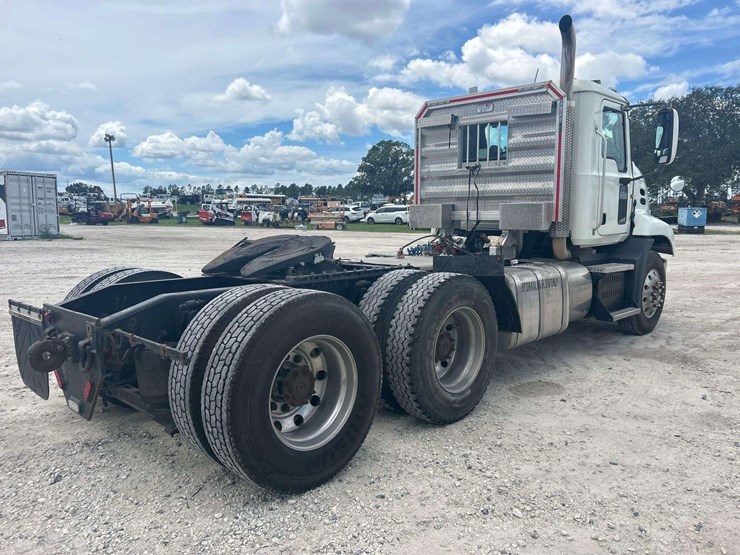 2014-mack-cxu613-t/a-wet-kit-day-cab-truck-tractor-image-3