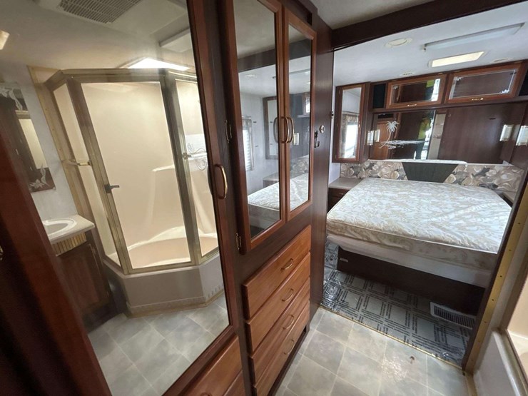 1998-national-rv-tropi-cal-t/a-35ft-class-a-motorhome-image-18