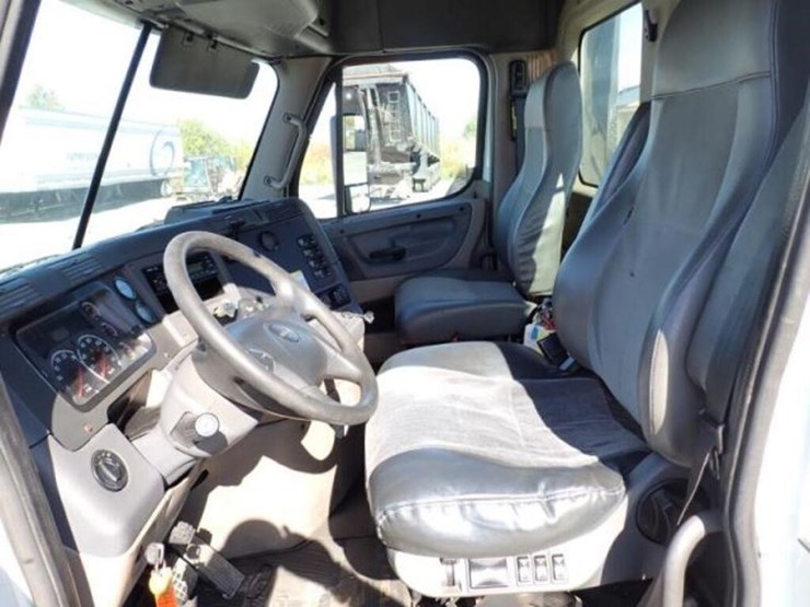 2010-freightliner-cascadia-t/a-hiway-tractor---day-image-21