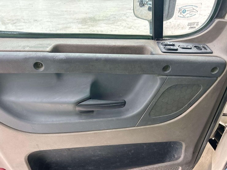 2015-freightliner-cascadia-125-image-20