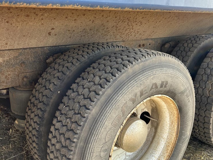 1995-freightliner-fld112-image-32