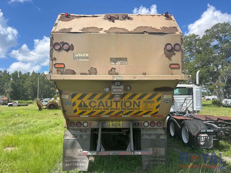 2015-peterbilt-320-image-26