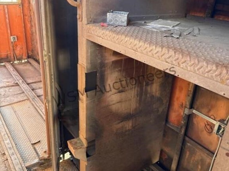 caboose-rail-car-w/-trucks-&-rail-section-image-20