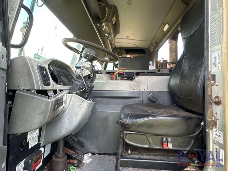 2015-peterbilt-320-image-7