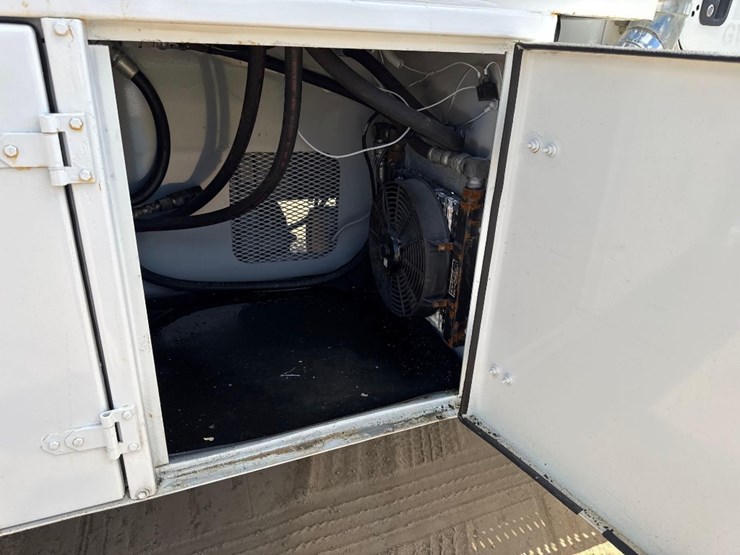 2007-peterbilt-335-image-25