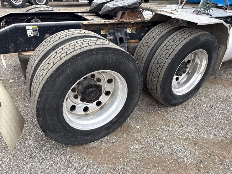 2018-peterbilt-579-image-16