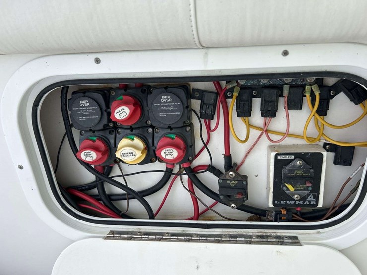 2014-glasstream-360-scx-twin-400r-mercury's-with-triple-axle-aluminum-trailer-image-18