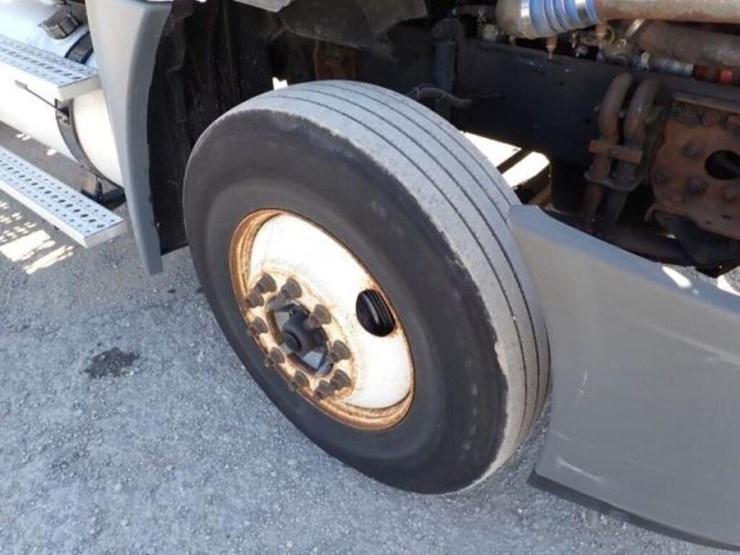 2010-freightliner-cascadia-t/a-hiway-tractor---day-image-37