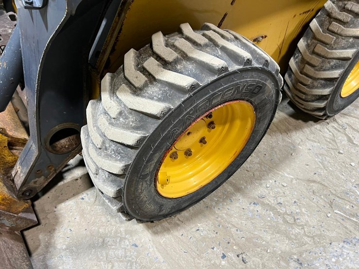 2025-deere-318e-image-13