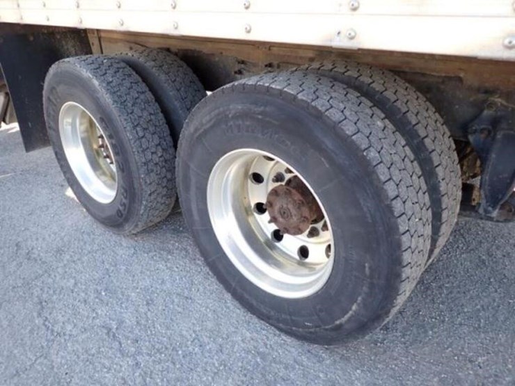 2014-freightliner-business-class-m2-106-image-63