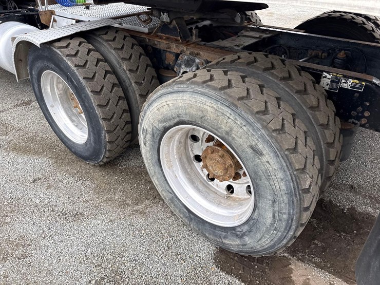 2018-peterbilt-567-image-17