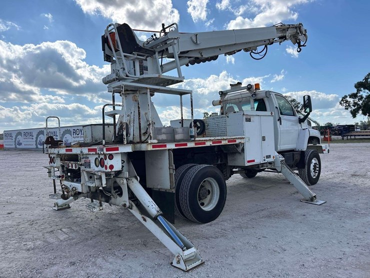 2007-gmc-c8500-altec-dm47-47ft-digger-derrick-truck-image-3