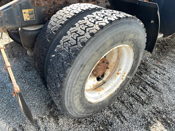 2014-peterbilt-330-image-7