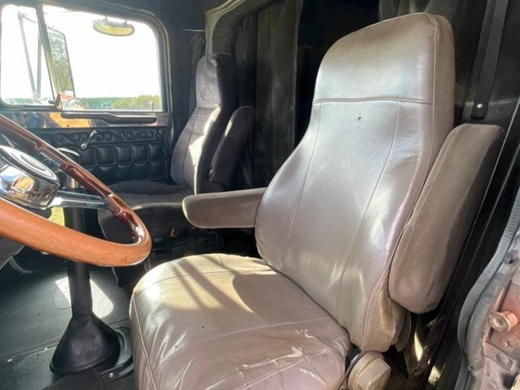 1998-peterbilt-379-image-27