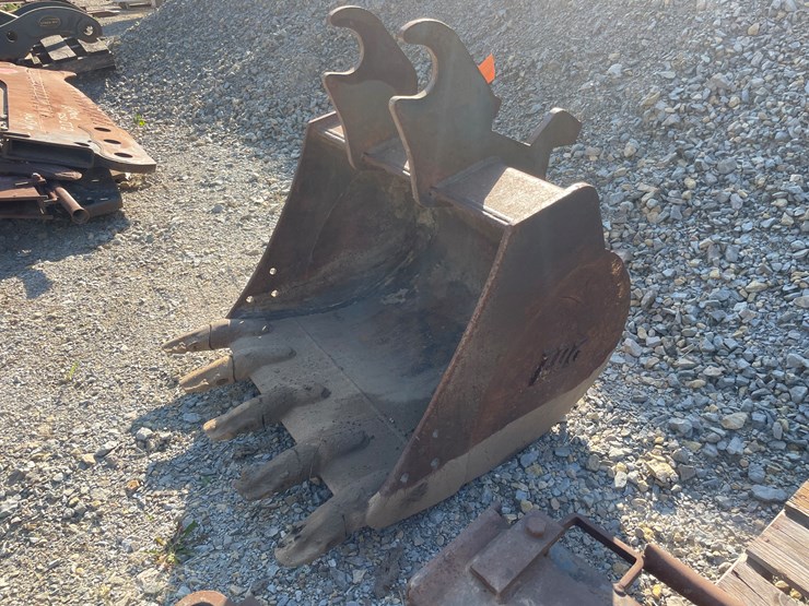 #1031-•-28"-excavator-bucket-image-1