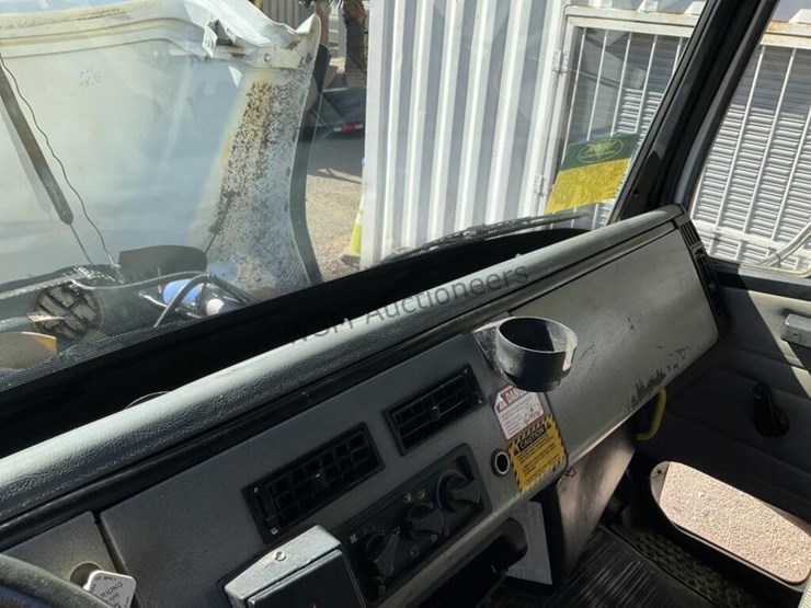 2003-freightliner-fl80-image-23