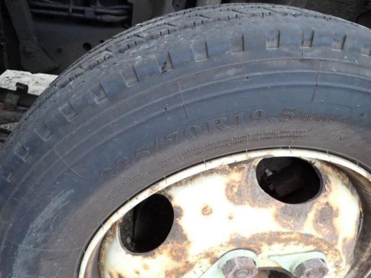 2018-isuzu-nrr-image-31