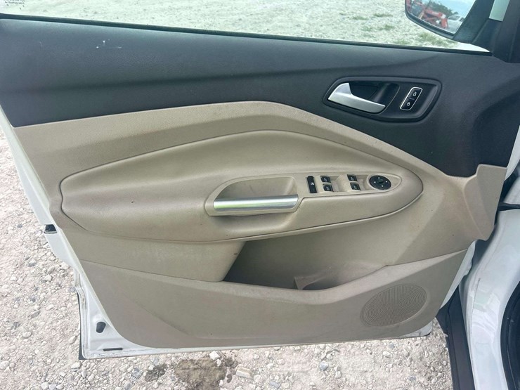 2016-ford-escape-se-image-11