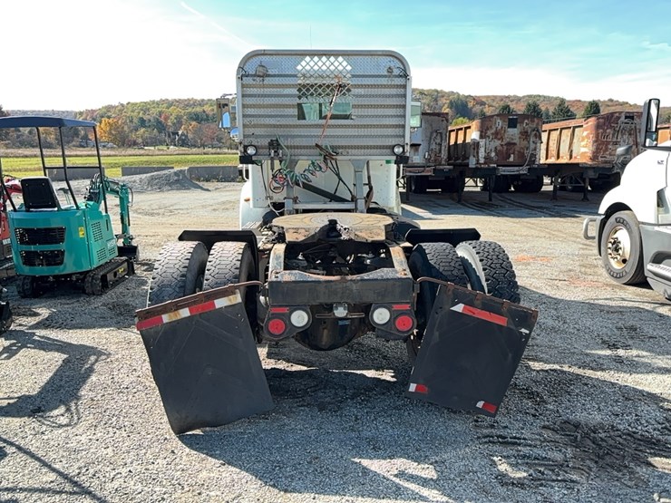 2014-peterbilt-330-image-5