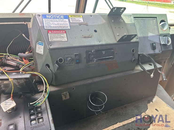 2012-crane-carrier-low-entry-t/a-rear-loader-garbage-truck-image-27