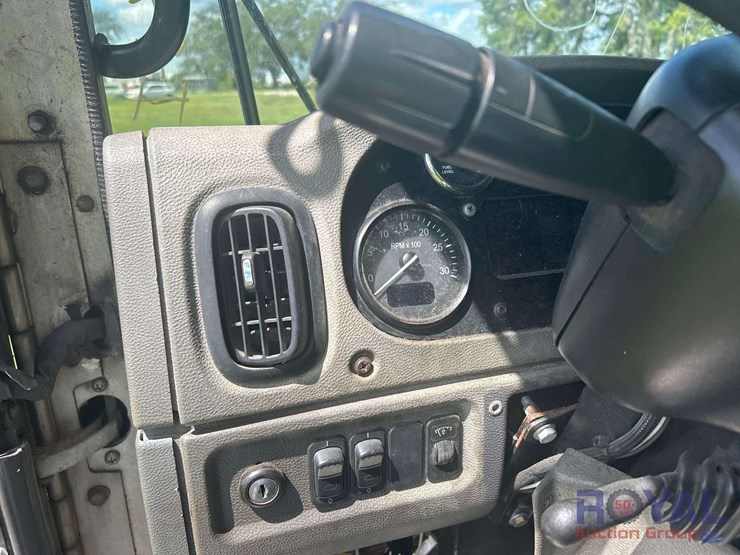 2015-peterbilt-320-image-9