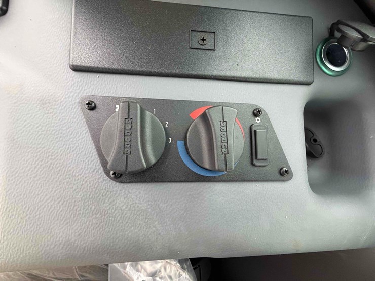 2023-hitachi-zw95-image-16