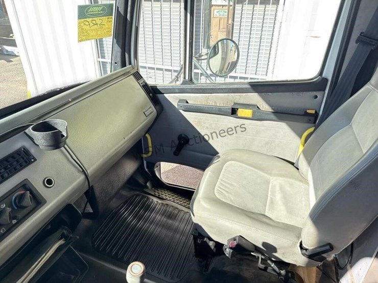 2004-freightliner-fl70-image-24