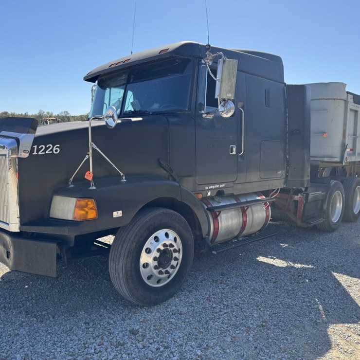 #4617 • 1995 Volvo Sleeper Truck