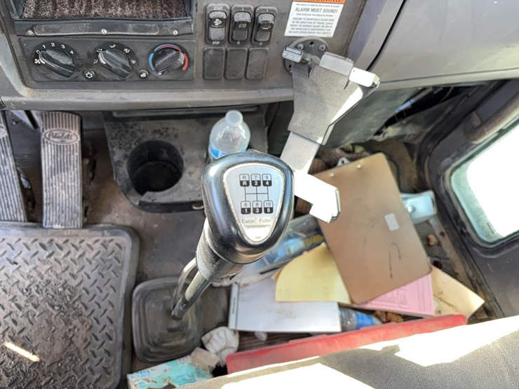 2014-peterbilt-330-image-18